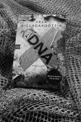 DNA von Yrsa Sigurdardottir - Coverfoto