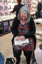 Monika Peetz beim signieren ihres Buches "Das Herz der Zeit"