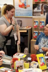 Iny Lorentz am Stand mit Zerafine