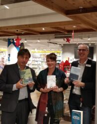Buchhändler beim Buchabend im Hugendubel