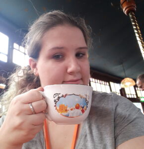 Zerafine beim Tee trinken
