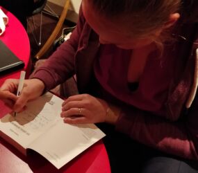 Theresa Hanning signiert