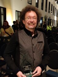 Bernhard Hennen mit seinem Preis